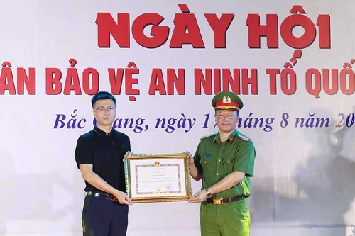 Trao tặng Bằng khen cho Công ty TNHH Luxshare-ICT Việt Nam