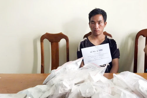 Cảnh sát khống chế đối tượng vận chuyển 15 bánh heroin