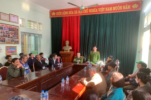 Lính cứu hỏa phổ biến kiến thức phòng cháy, chữa cháy cho người dân ở thị trấn Quang Minh