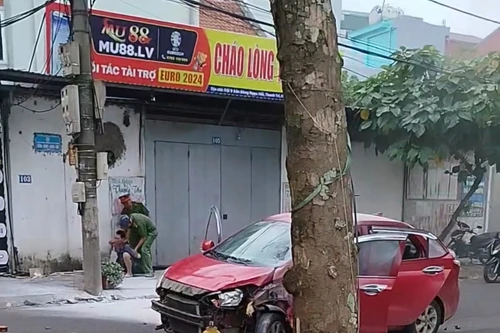 Sau va chạm với xe máy trên đường Ngọc Hồi, tài xế ô tô bất ngờ tự thương, định đốt phương tiện