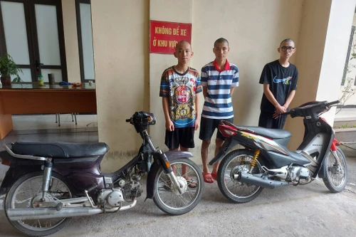 Bắt nhóm đối tượng điều khiển xe máy lạng lách, dùng vỏ chai bia ném người dân