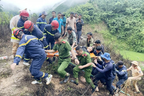 Cắt ca bin cứu lái xe mắc kẹt sau khi gây tai nạn giao thông
