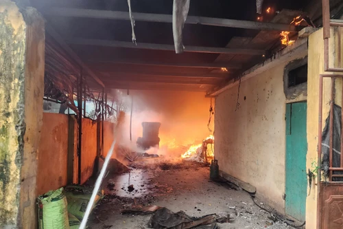 Kịp thời ngăn cháy lan, dập tắt đám cháy tại huyện Quốc Oai