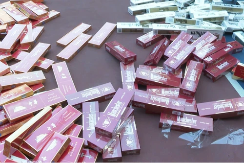 Công an huyện Đông Anh đột kích kho cất giấu thuốc lá liên quan đến người nước ngoài 