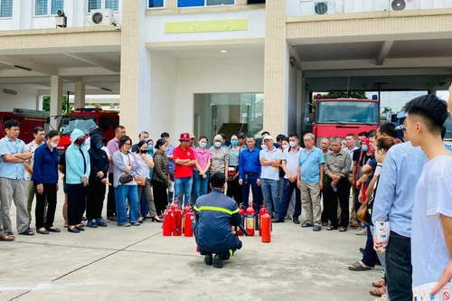 Trên 300 hộ gia đình tham gia huấn luyện kỹ năng chữa cháy, thoát nạn