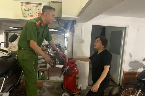Kiểm tra khắc phục tồn tại, vi phạm phòng cháy tại các nhà ở nhiều căn hộ tại quận Cầu Giấy