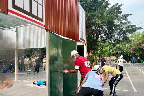 Sôi nổi cuộc thi chữa cháy, cứu nạn, cứu hộ “Tổ liên gia an toàn phòng cháy, chữa cháy” huyện Đông Anh