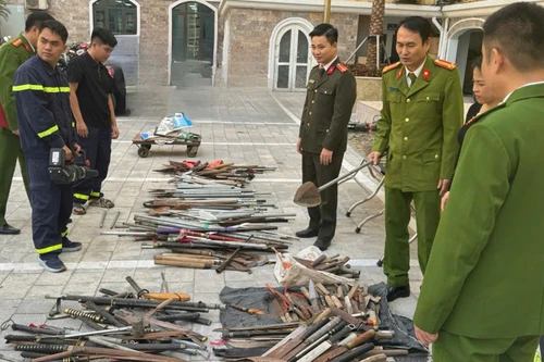 Công an quận Tây Hồ tiêu hủy hàng trăm vũ khí, vật liệu nổ và công cụ hỗ trợ