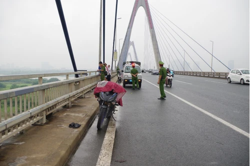 Tìm nhân chứng, người biết việc