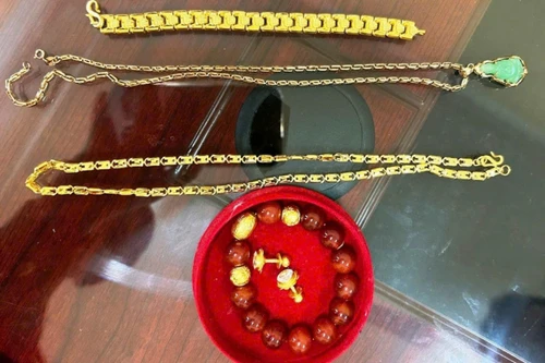 Cụ già hoảng sợ mang bán vàng để chuyển cho... kẻ lừa đảo giả danh công an