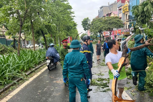  Huy động các lực lượng làm thông trưa khắc phục hậu quả do bão số 3 gây ra