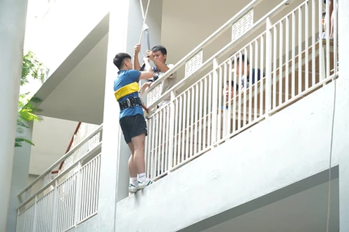 Học sinh trường liên cấp Wellspring Long Biên trải nghiệm chữa cháy, cứu nạn, thoát nạn