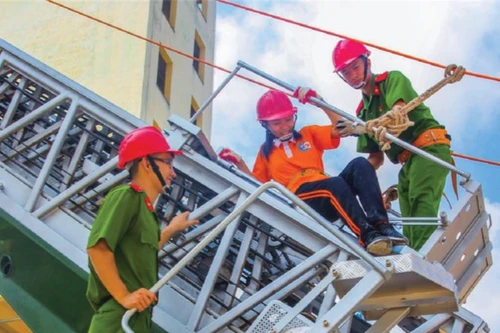 Hàng trăm học sinh hào hứng tham gia Trại hè lính cứu hỏa 2024