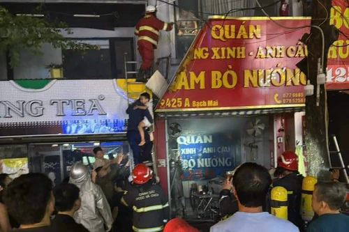 Cứu thoát 3 người trong đám cháy nhà dân tại quận Hai Bà Trưng