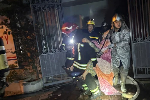 Hai người được cứu thoát trong đám cháy lúc rạng sáng
