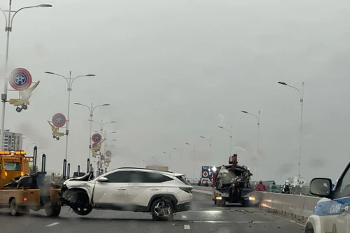 Sáng sớm, xảy ra tai nạn giao thông giữa 2 ô tô trên cầu Vĩnh Tuy