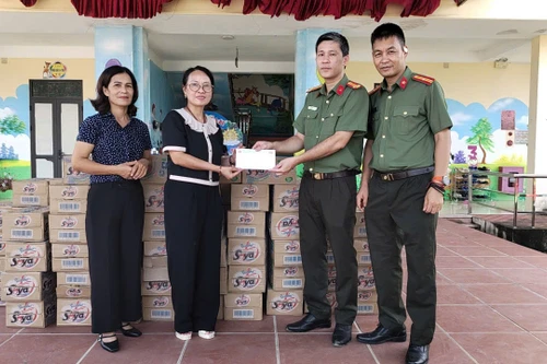 An ninh Thủ đô mang nguồn nước sạch hỗ trợ các trường mầm non vùng lũ ở Thái Nguyên