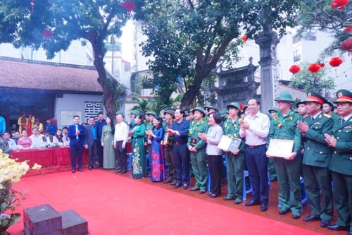 Trao chứng nhận bồi dưỡng kiến thức về Đảng cho các tân binh viết đơn tình nguyện nhập ngũ