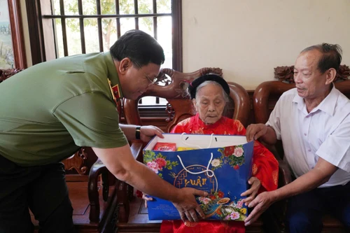 Giám đốc Công an Hà Nội tri ân Mẹ Việt Nam Anh hùng