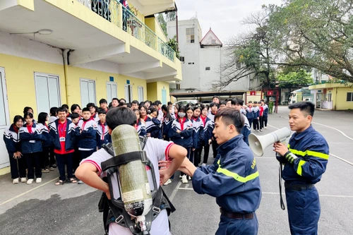 Hơn 400 giáo viên, học sinh trải nghiệm thực hành chữa cháy và cứu nạn, cứu hộ