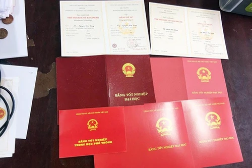 Nộp đơn xin việc lộ mua bằng giả