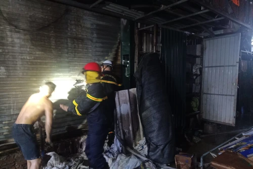 Dập tắt đám cháy nhà dân lúc rạng sáng