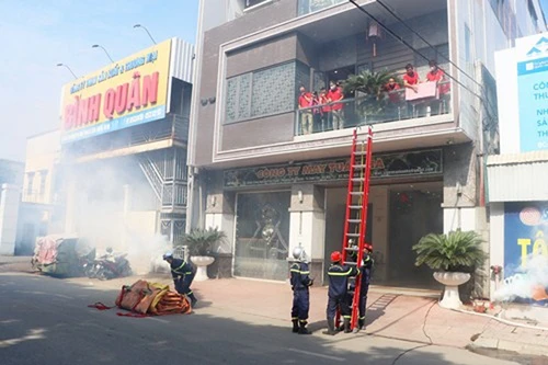 Xử lý tình huống cháy giả định tại Cụm Công nghiệp Phú Thịnh