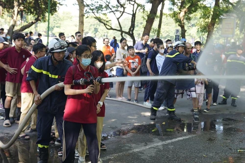 Lực lượng cứu hỏa tổ chức trải nghiệm, thực hành kỹ năng chữa cháy, thoát nạn cho người dân 