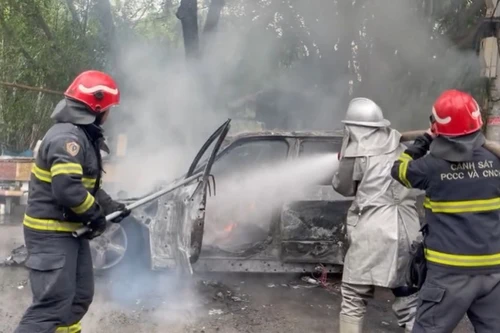 Ô tô BMW tự rú còi inh ỏi rồi bốc cháy khi đang dừng đỗ