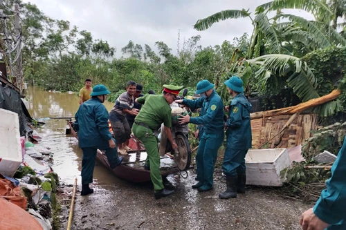 Công an Tây Hồ kịp thời ứng cứu 2 người dân gặp nguy cấp giữa biển nước bãi giữa sông Hồng