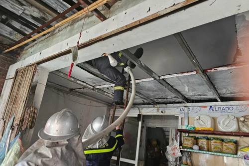 Xử lý nhanh đám cháy trên gác xép nhà dân