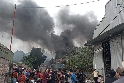 Khống chế đám cháy tại xưởng làm đồ điện tại huyện Đông Anh