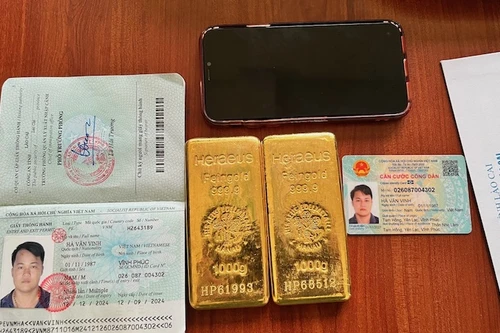 Phát hiện đối tượng ngụy trang 2kg vàng dưới ống quần