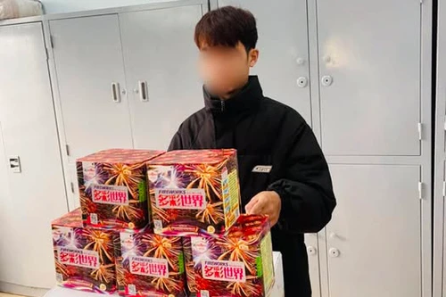 Bắt đối tượng mua pháo về đốt trong dịp Tết