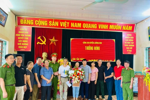 Thưởng “nóng” Tổ an ninh tự quản và 4 người dân vây bắt tội phạm