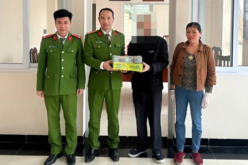 Công an huyện Mê Linh trao trả số tiền 1,2 tỷ đồng cho người đánh rơi