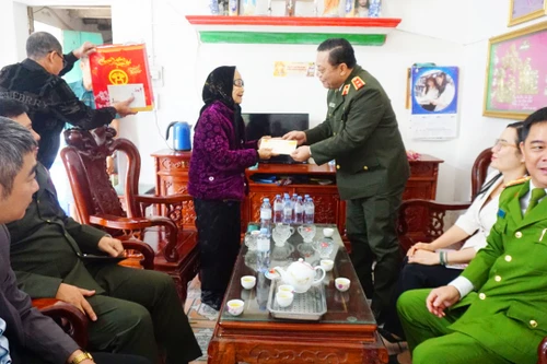 Giám đốc Công an Hà Nội thăm hỏi, chúc Tết các gia đình chính sách, người có công tại huyện Mỹ Đức