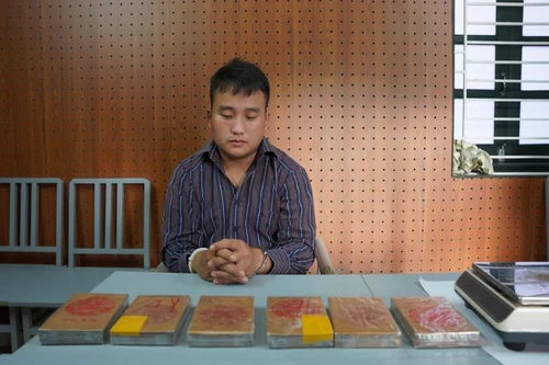 Cảnh sát mật phục bắt 'nóng' đối tượng vận chuyển ma túy xuyên quốc gia