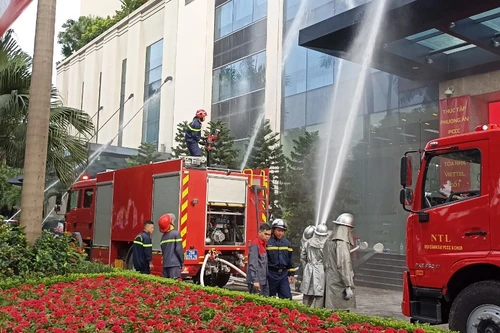 Thực tập phương án xử lý tình huống cháy lớn tại Tòa nhà Viettel