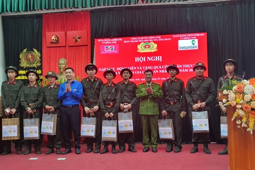 Gặp mặt, trao quà cho công dân thực hiện nghĩa vụ tham gia Công an nhân dân năm 2024