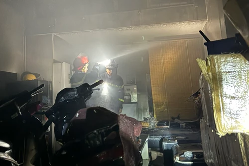 Công an quận Long Biên kịp thời cứu nạn 2 người thoát khỏi đám cháy trong đêm