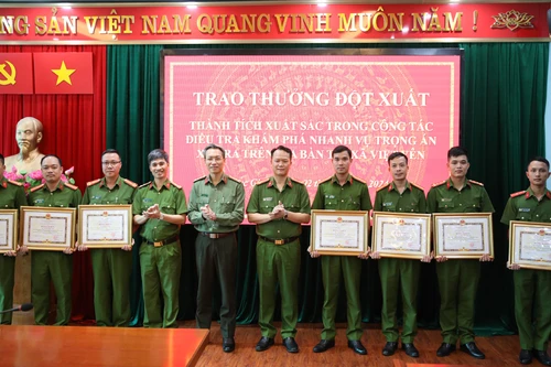 Khen thưởng cán bộ, chiến sỹ điều tra, khám phá nhanh vụ trọng án ở Bắc Giang