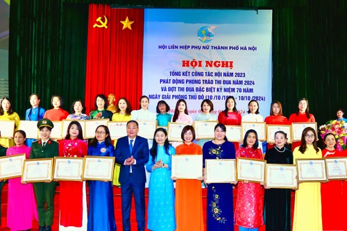 Phụ nữ Công an quận Tây Hồ: Đón nhận Bằng khen của Trung ương Hội Liên hiệp Phụ nữ Việt Nam