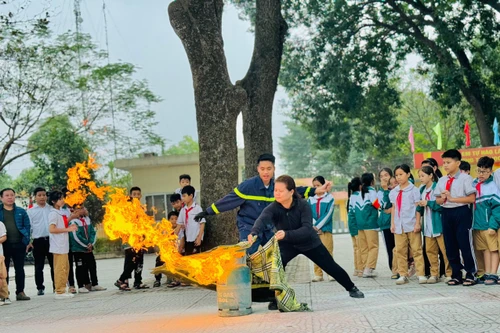 Công an huyện Gia Lâm nâng cao ý thức phòng cháy, tai nạn thương vong tại cơ sở học đường