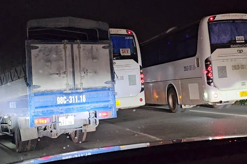 Cần xử lý nghiêm hành vi nguy hiểm của lái xe tải và xe khách trên cao tốc Hà Nội - Bắc Giang
