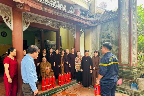 Tặng bình cứu hỏa cho cơ sở thờ tự tại phường Ngọc Lâm