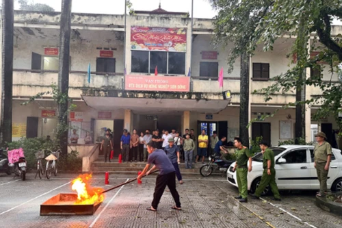 Cảnh sát hướng dẫn kỹ năng phòng chống hoả hoạn cho người dân làng nghề mộc