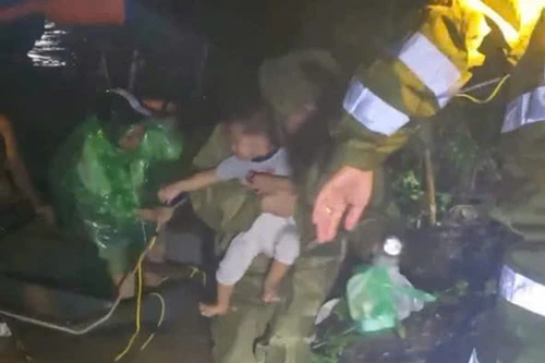 Hình ảnh Công an Hà Nội cứu nạn trong đêm