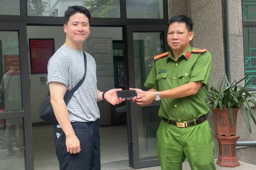 Công an phường Quảng An trao trả tài sản cho người nước ngoài