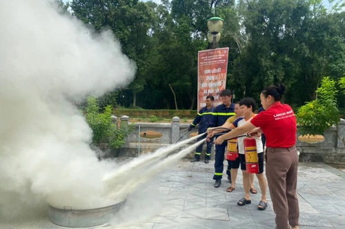 Hàng trăm người thực hành thao tác kỹ năng thoát nạn, chữa cháy
